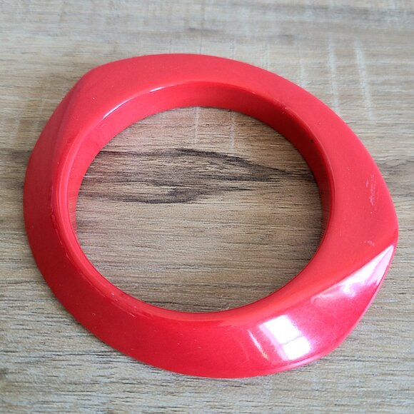 Red plastic bangle. - Picture 1 of 5